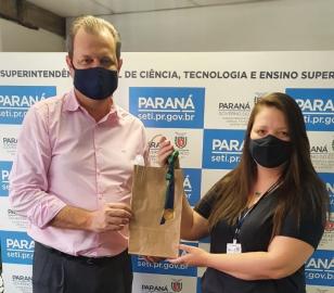 professor recebendo homenagem 