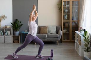 Senhora fazendo exercícios 