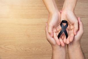 Mãos com laço preto 