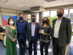 Em ação sustentável, Unioeste entrega 150 canecas para servidores da Seti.