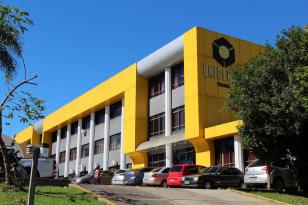 Unicentro oferta vagas de graduação para refugiados