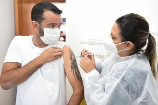Cidades completam imunização de trabalhadores do ensino superior