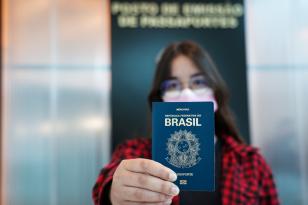 Alunos da rede estadual de ensino retiram passaportes e se preparam para intercâmbio no Canadá