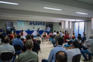 Pessoas reunidas em evento 