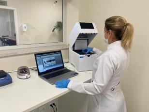 Pesquisadora em laboratório