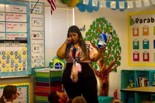 Professora dando aula 