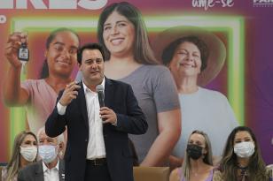 Governador do Paraná discursando 