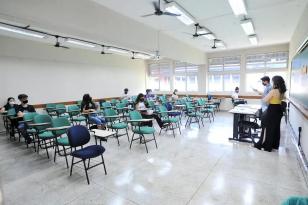 Sala de aula com alunos 