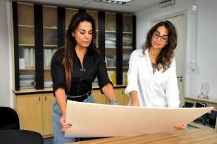 Mulheres olhando para projeto