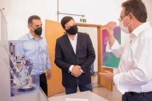 Autoridades no laboratório da UEPG