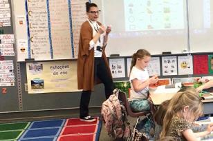 professora em sala de aula 