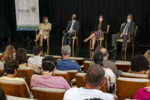 Pessoas reunidas em auditório 