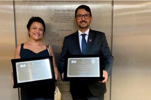 reitores com selo mostrando em câmera