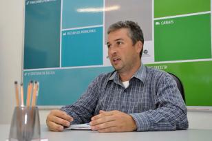 Homem sentado em cadeira