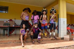 Índios Kaingang posando para foto 