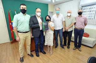 Autoridades da UEL de pé 