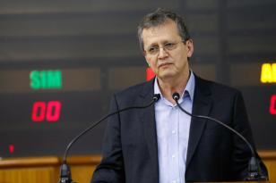 Professor falando em microfone 