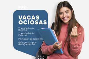 menina com livros na mão 
