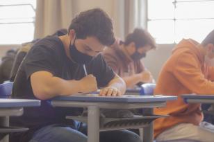 Estudantes em vestibular 