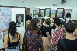 Alunos em bienal da Unicentro 