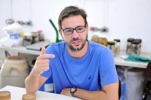 Homem branco de camisa azul 