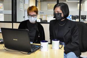 Mulheres olhando para computador 