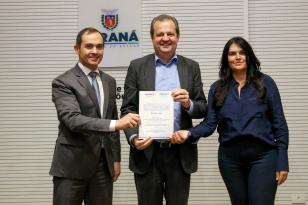 Autoridades posando para foto