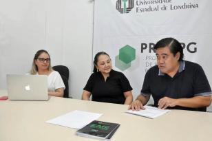 Pessoas sentadas em mesa