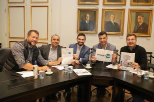 Autoridades posando para foto