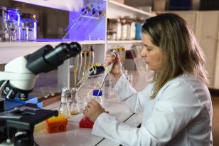 Pesquisadora em laboratório 