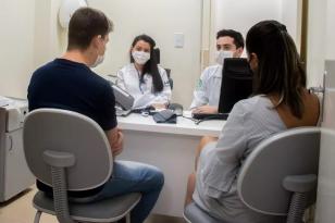 Alunos da Unioeste atendendo paciente