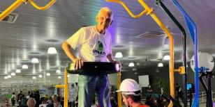 Idoso em feira