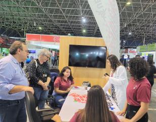 Pessoas em feira