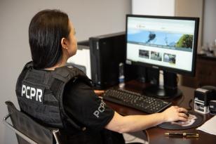 Mulher olhando para computador 