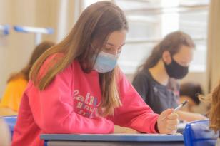 Estudante escrevendo 