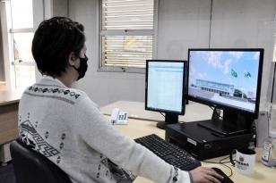 Residente olhando para computador