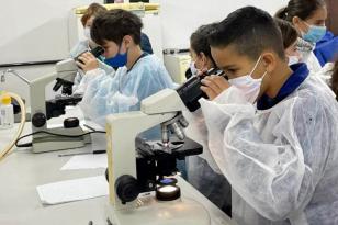 Projeto da UEL leva informações sobre doenças infecciosas a alunos da rede pública