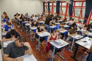 13,5 mil candidatos são esperados para o vestibular da UEM neste domingo