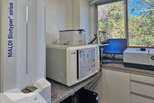 Laboratório da UEM recebe equipamentos pioneiros para realização de exames