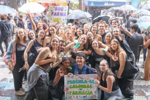 Aprovados na UEL: Vestibafest 2026 registra alegria, chuva intensa, tinta e entusiasmo