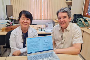 Medicina da UEL é primeira universidade pública do Paraná a ter selo de Acreditação do CFM. Na foto, Zuleica Naomi Tano e Leandro Diehl