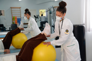 Universidades estaduais oferecem reabilitação física para pacientes do Estado
