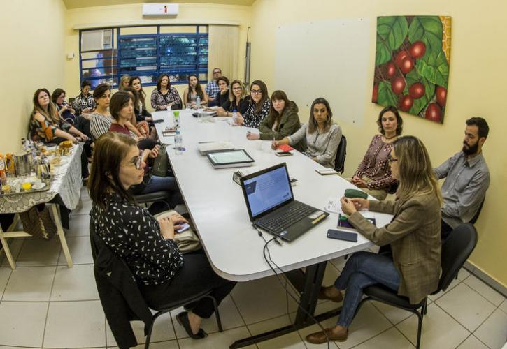 Coordenadora do Universidade Sem Fronteiras reúne-se com núcleos do Numape