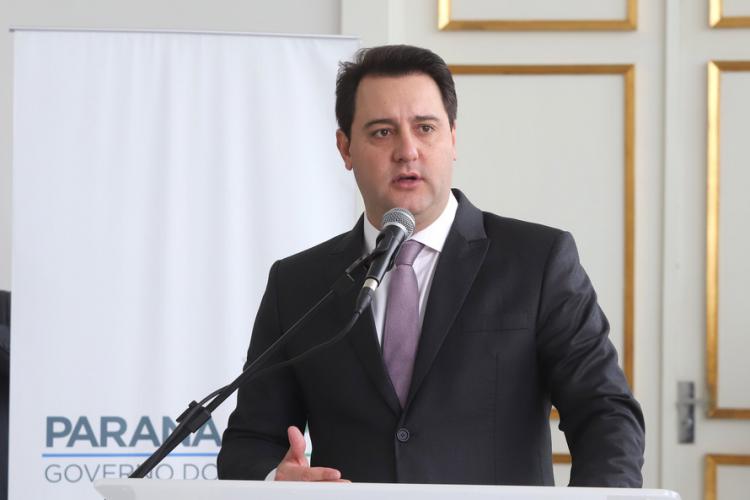 governador ratinho junior dando entrevista