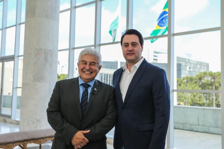 ministro marcos pontes e governador ratinho junior posam para foto