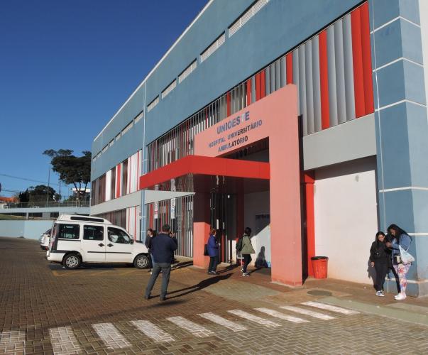 fachada do Hospital Universitário de Cascavel
