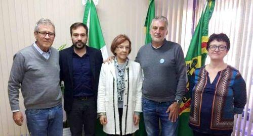 equipe reunida com prefeito