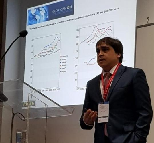 professor da unicentro apresentando o trabalho