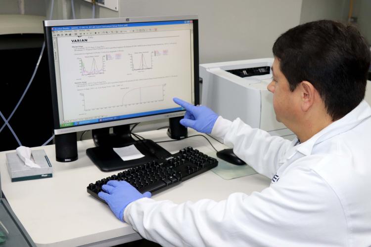 pesquisador no computador