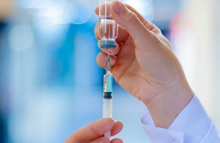 vacina sendo manuseada
